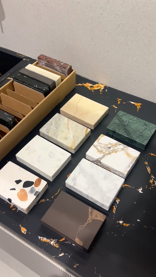 Muestras de materiales y acabados sobre mesa