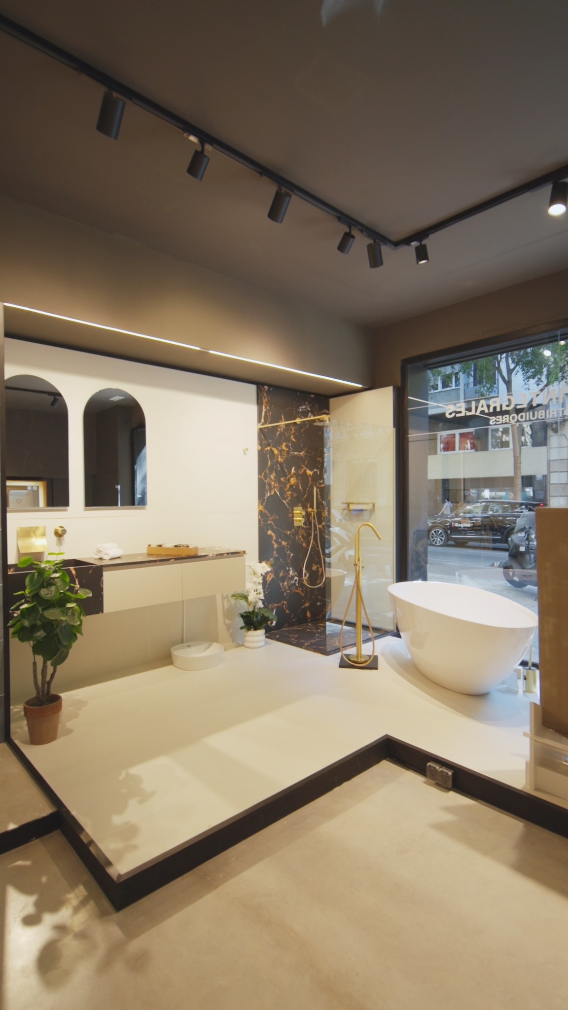 Interior del showroom de Bath Gallery en Barcelona